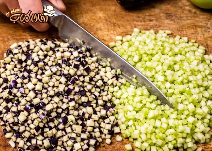 روش خرد کردن نگینی موارد برای تهیه ترشی هفت بیجار حرفه ای