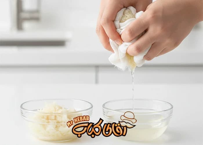 گرفتن آب پیاز برای طرز تهیه کباب کوبیده رستورانی