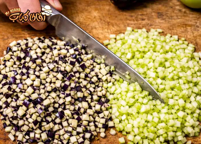 روش خرد کردن نگینی موارد برای تهیه ترشی هفت بیجار حرفه ای