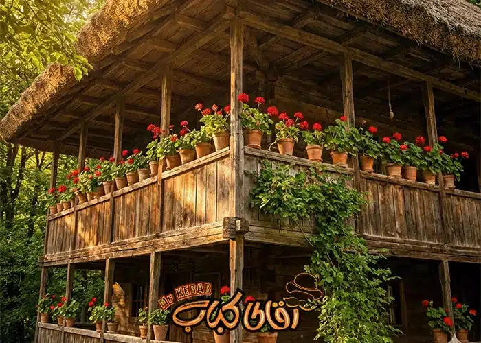 نمای خانه سنتی دو طبقه با سقف کلشی در موزه میراث روستایی گیلان